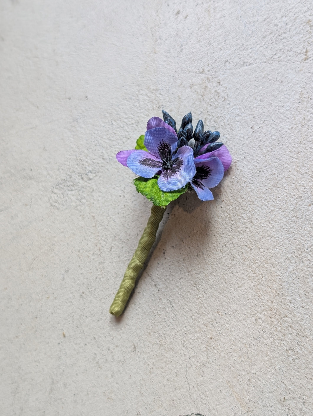 パンジーと実のコサージュ