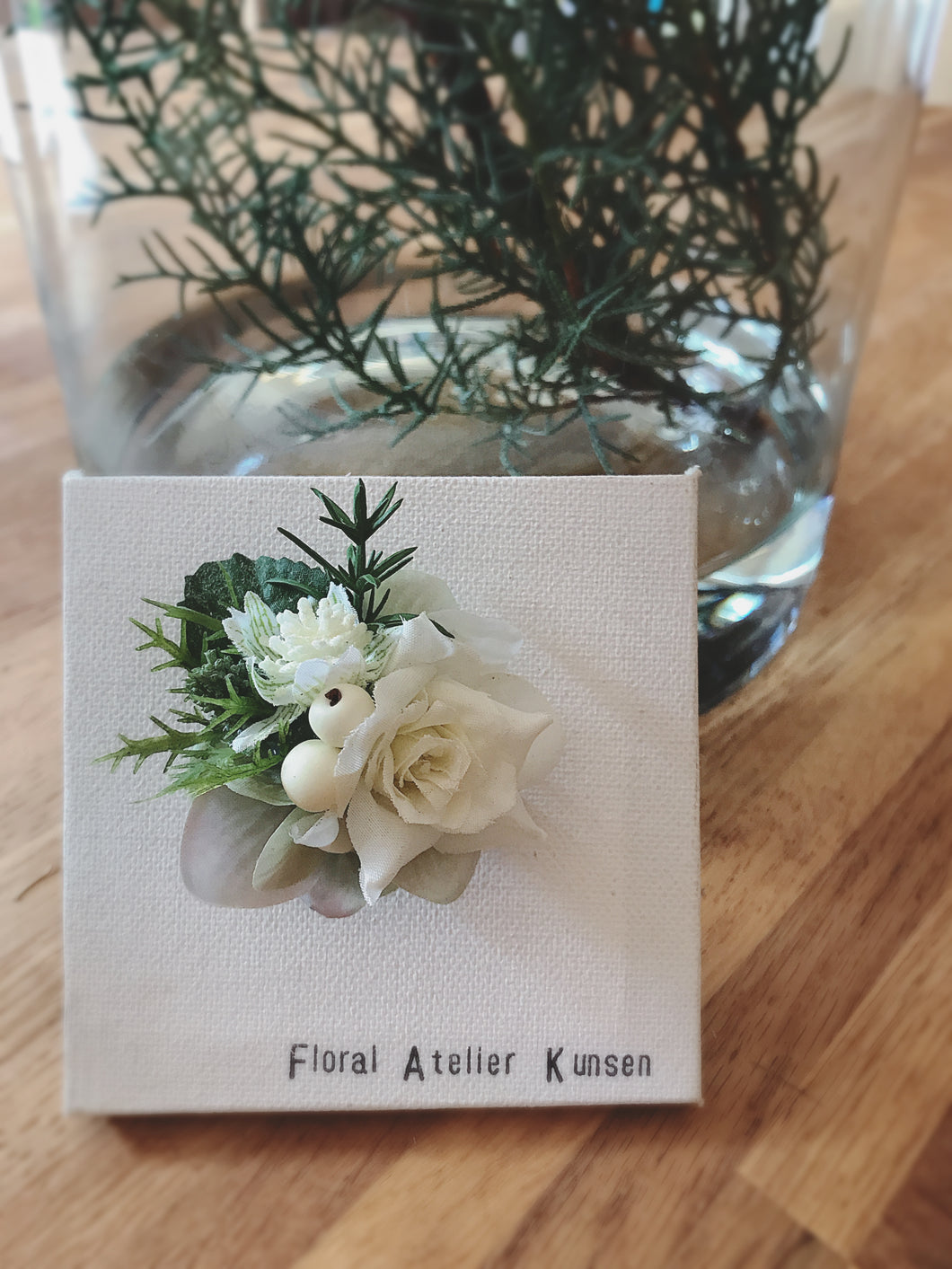 白バラとグリーンのコサージュ – Mettre kunsen